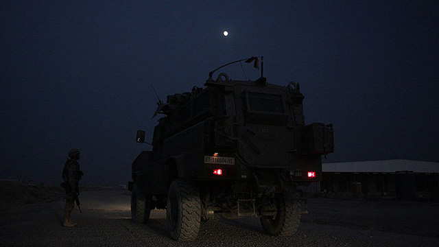 Un RG-31 patrulla de noche en Besmayah Irak en octubre de 2016 (Ejrcito de Tierra)